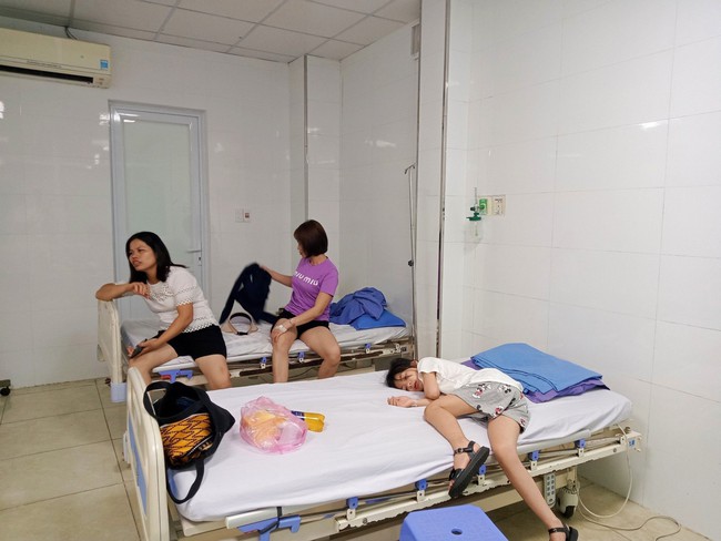 7 du khách Hà Nội nhập viện tại Đà Nẵng nghi bị ngộ độc thực phẩm đã ăn gì, ở đâu? - Ảnh 1.