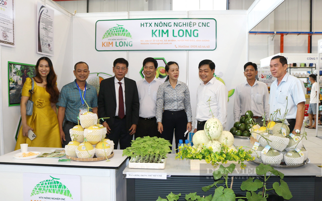 Lãnh đạo tỉnh Bình Dương tham quan gian hàng triển lãm của HTX Nông nghiệp công nghệ cao Kim Long. Ảnh: Nguyên Vỹ