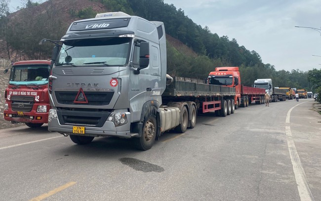 Nghệ An: Người dân dựng lều ngăn không cho xe tải vào cảng biển quốc tế Vissai - Ảnh 2.