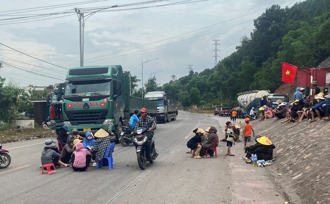 Nghệ An: Người dân dựng lều ngăn không cho xe tải vào cảng biển quốc tế Vissai - Ảnh 3.
