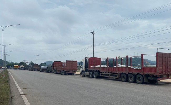 Nghệ An: Người dân dựng lều ngăn không cho xe tải vào cảng biển quốc tế Vissai - Ảnh 4.