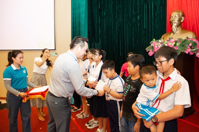 Hội Doanh nhân trẻ Việt Nam hỗ trợ gần 7,6 tỷ đồng bảo trợ trẻ em mồ côi do Covid-19 tại TP.HCM - Ảnh 1.