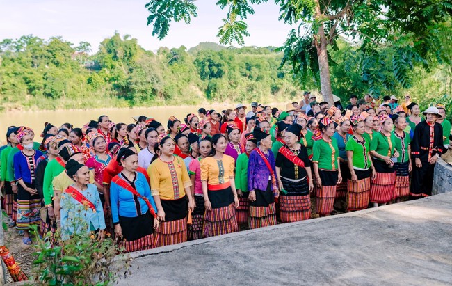 Đặc sắc lễ mừng lúa mới của đồng bào dân tộc Thái tại nơi đầu tiên được công nhận bản làng văn hóa - Ảnh 1.