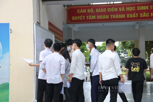 Hình ảnh thí sinh đội mưa đến làm thủ tục dự thi tốt nghiệp THPT năm 2023 tại Hà Tĩnh - Ảnh 4.