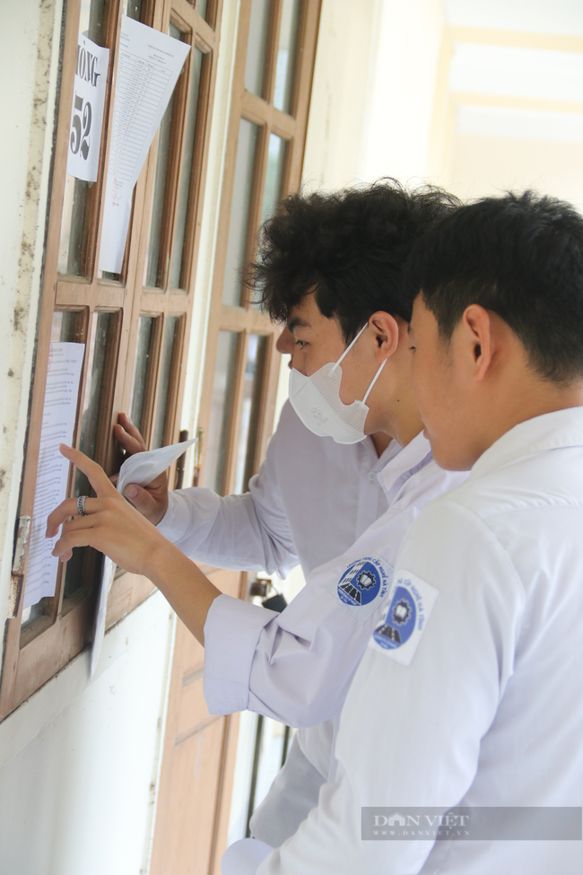 Hình ảnh thí sinh đội mưa đến làm thủ tục dự thi tốt nghiệp THPT năm 2023 tại Hà Tĩnh - Ảnh 5.