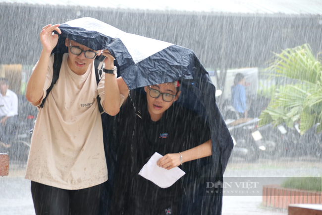 Hình ảnh thí sinh đội mưa đến làm thủ tục dự thi tốt nghiệp THPT năm 2023 tại Hà Tĩnh - Ảnh 8.