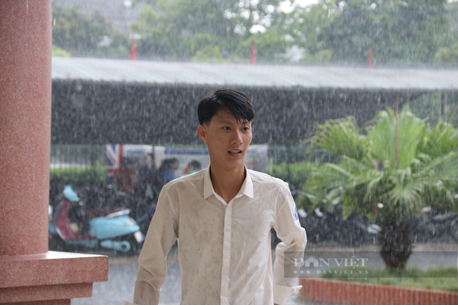 Hình ảnh thí sinh đội mưa đến làm thủ tục dự thi tốt nghiệp THPT năm 2023 tại Hà Tĩnh - Ảnh 11.