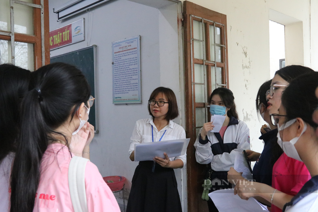 Hình ảnh thí sinh đội mưa đến làm thủ tục dự thi tốt nghiệp THPT năm 2023 tại Hà Tĩnh - Ảnh 14.