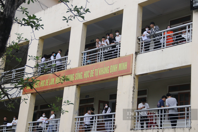 Hình ảnh thí sinh đội mưa đến làm thủ tục dự thi tốt nghiệp THPT năm 2023 tại Hà Tĩnh - Ảnh 17.