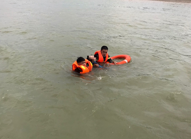 Nghệ An: Liên tiếp cứu sống hai người trên sông Lam - Ảnh 1.