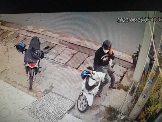 Hai đối tượng “rình mò” hành nghề bẻ khóa trộm xe máy ở Long An - Ảnh 2.