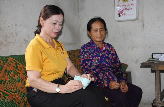 Diễn Châu (Nghệ An): Giọt nước mắt hạnh phúc của bà mẹ bệnh tâm thần nuôi 3 con khi đón nhận tiền xây nhà mới - Ảnh 2.