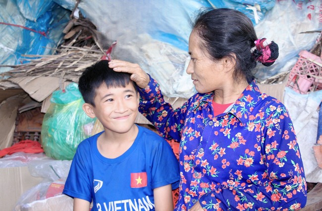 Diễn Châu (Nghệ An): Giọt nước mắt hạnh phúc của bà mẹ bệnh tâm thần nuôi 3 con khi đón nhận tiền xây nhà mới - Ảnh 4.