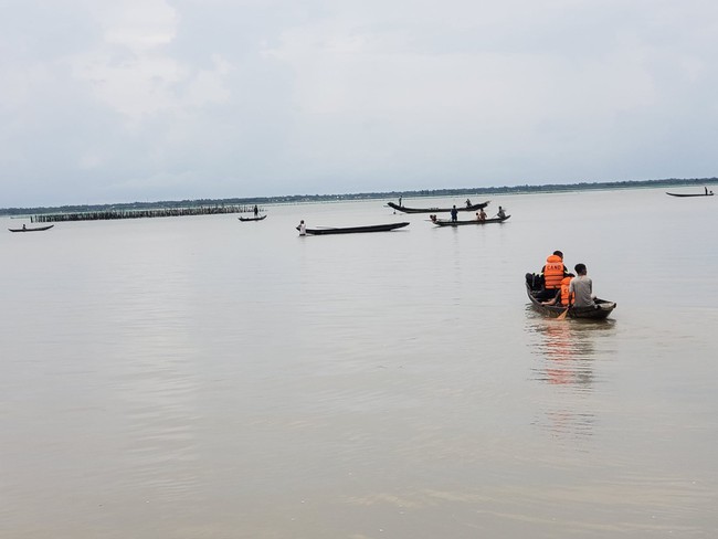 
TT-Huế: Người đàn ông bị nước cuốn tử vong thương tâm khi cùng vợ đi đánh cá - Ảnh 1.