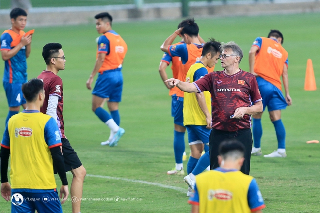 HLV Troussier đưa ra yêu cầu quan trọng với ĐT Việt Nam và U23 Việt Nam - Ảnh 2.