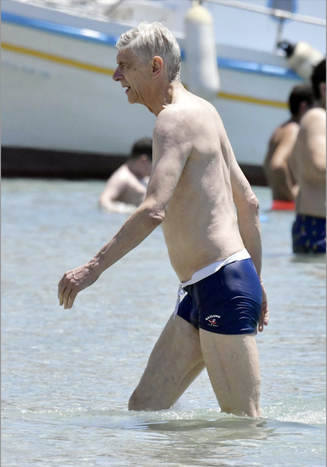 Đi biển với bồ trẻ, HLV Wenger chăm chú nhìn cô gái ngực trần - Ảnh 9.