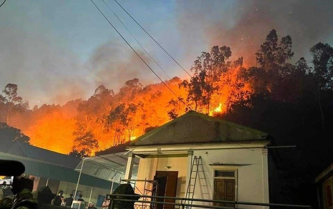 Hàng chục ha rừng thông chìm trong biển lửa, hàng trăm người lao lên rừng chữa cháy - Ảnh 2.