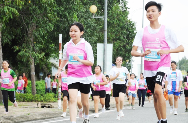 Khai mạc giải Marathon tỉnh Hậu Giang: 9.000 vận động viên tranh tài qua những cung đường xanh mướt - Ảnh 2.