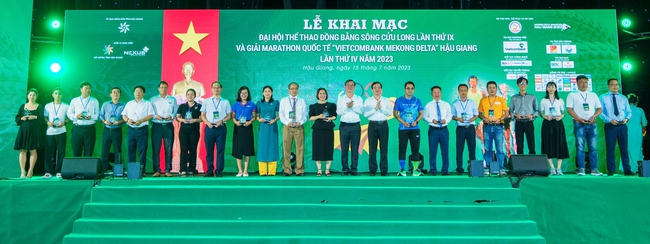 Khai mạc giải Marathon tỉnh Hậu Giang: 9.000 vận động viên tranh tài qua những cung đường xanh mướt - Ảnh 1.