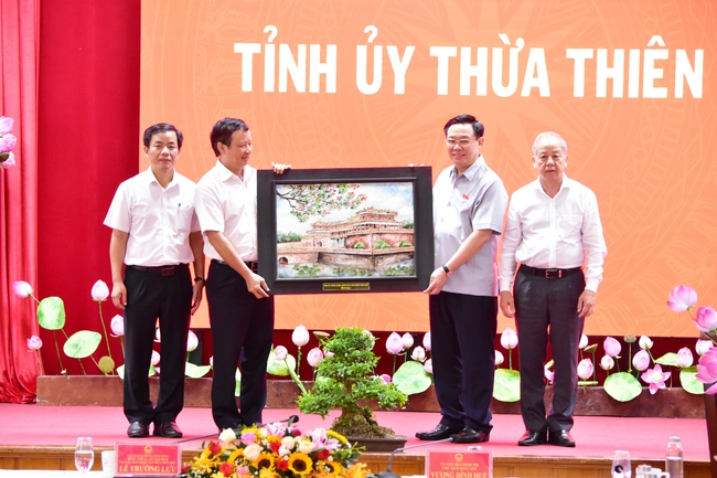 Chủ tịch Quốc hội: Thừa Thiên Huế cần chuẩn bị tốt đề án thành lập thành phố trực thuộc Trung ương  - Ảnh 4.