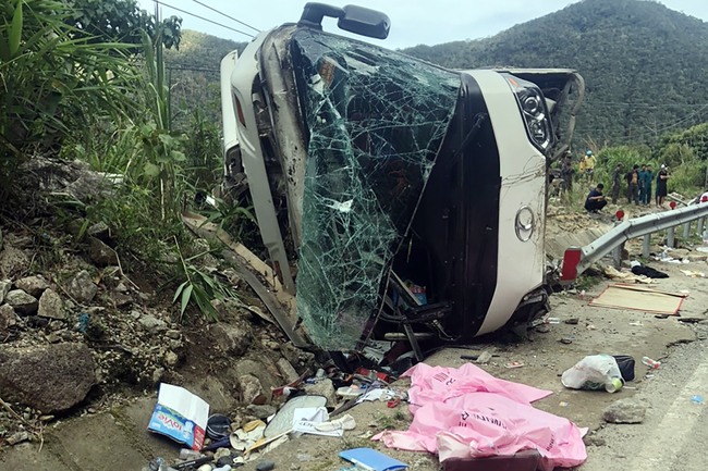 Thông tin mới vụ tai nạn làm 4 du khách Trung Quốc tử nạn trên đèo Khánh Lê - Ảnh 2.