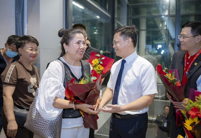 Thừa Thiên Huế đón hàng trăm du khách trên chuyến bay quốc tế đầu tiên đến tỉnh  - Ảnh 1.