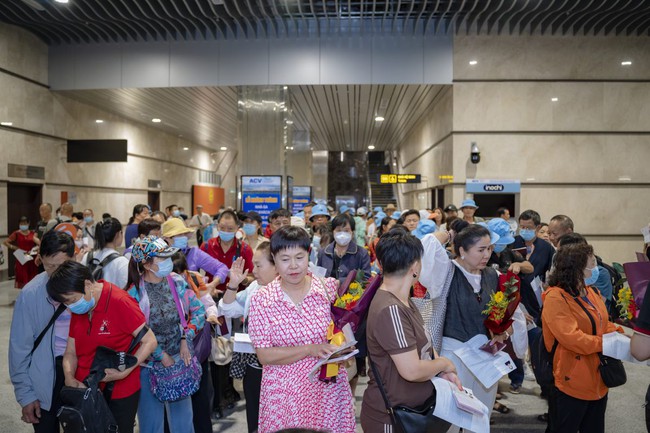 Thừa Thiên Huế đón hàng trăm du khách trên chuyến bay quốc tế đầu tiên đến tỉnh  - Ảnh 2.