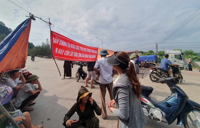 Nghệ An: Người dân tiếp tục dựng lều, ngăn xe vào cảng quốc tế Vissai - Ảnh 1.
