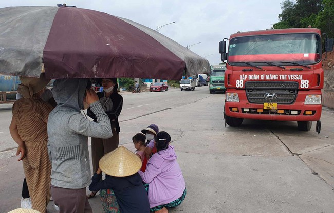 Nghệ An: Người dân tiếp tục dựng lều, ngăn xe vào cảng quốc tế Vissai - Ảnh 3.