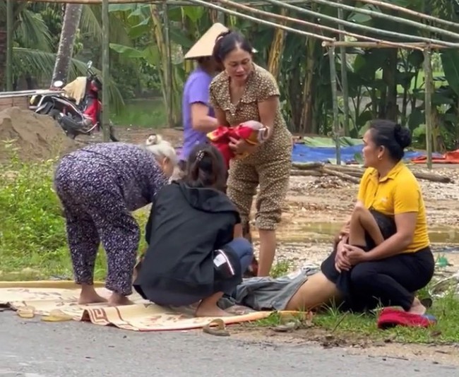 Sản phụ nằm bên đường quốc lộ, được người dân giúp đỡ sinh một bé trai kháu khỉnh - Ảnh 2.