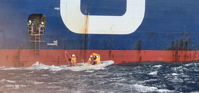 Vượt sóng cao hơn 3m, cứu nạn thành công 4 thuyền viên trôi dạt tại vùng biển quốc tế - Ảnh 1.