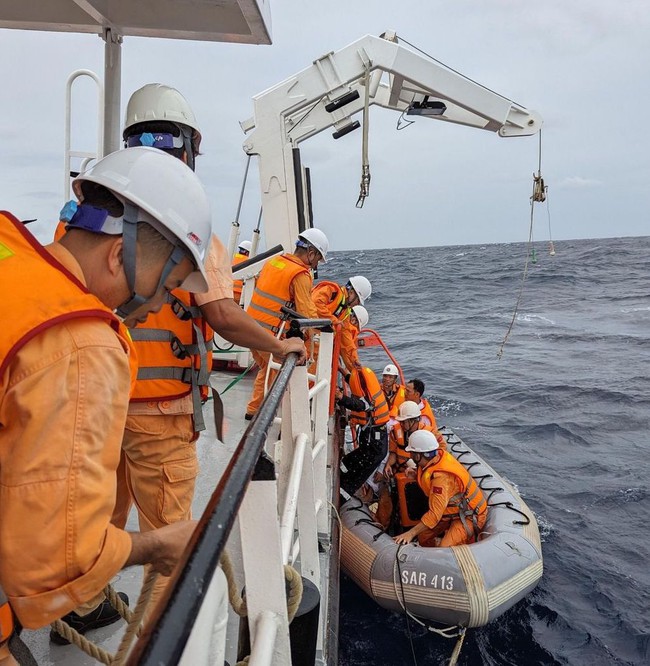 Vượt sóng cao hơn 3m, cứu nạn thành công 4 thuyền viên trôi dạt tại vùng biển quốc tế - Ảnh 2.
