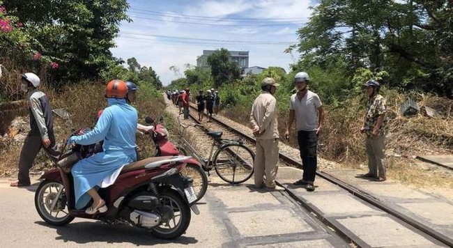 TT-Huế: Đi bộ giữa đường ray, nam thanh niên bị tàu hỏa tông tử vong  - Ảnh 1.