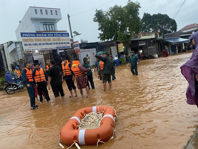 Mưa lớn kéo dài ở huyện Bù Đăng, Bình Phước hàng chục căn nhà bị ngập, hư hỏng - Ảnh 4.