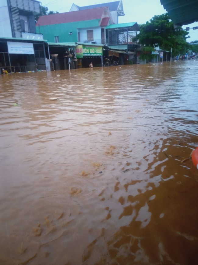 Mưa lớn kéo dài ở huyện Bù Đăng, Bình Phước hàng chục căn nhà bị ngập, hư hỏng - Ảnh 2.
