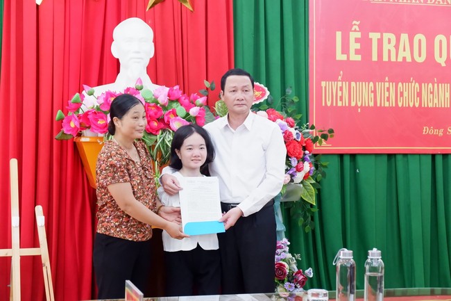 Trao quyết định tuyển dụng viên chức cho cô giáo không tay Lê Thị Thắm: Quyết định nhân văn của lãnh đạo Thanh Hóa - Ảnh 3.