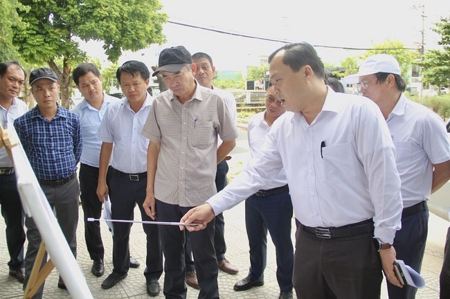 Sau thị sát, Chủ tịch Đà Nẵng đồng ý đầu tư dự án đảm bảo môi trường, tạo cảnh quan cho người dân - Ảnh 1.