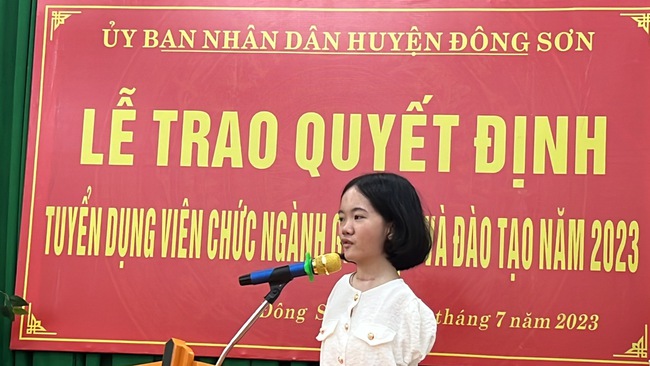 Trao quyết định tuyển dụng viên chức cho cô giáo không tay Lê Thị Thắm: Quyết định nhân văn của lãnh đạo Thanh Hóa - Ảnh 2.