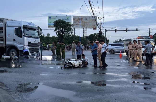 Xe tải cuốn xe máy vào gầm trước cổng KCN Mỹ Phước 3, 2 người tử vong, bên cạnh là túi thức ăn - Ảnh 1.