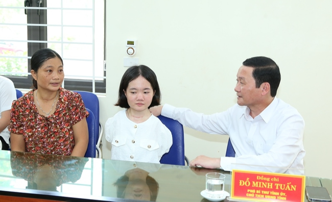 Trao quyết định tuyển dụng viên chức cho cô giáo không tay Lê Thị Thắm: Quyết định nhân văn của lãnh đạo Thanh Hóa - Ảnh 1.