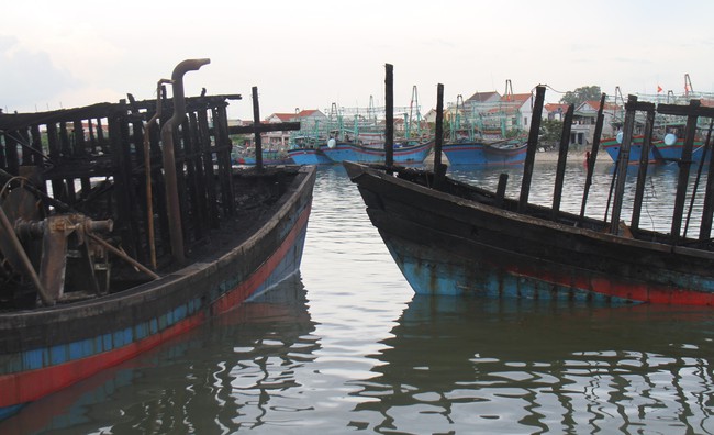 Xác định nguyên nhân ban đầu vụ cháy hàng loạt tàu công suất lớn tại cảng Lạch Quèn - Ảnh 2.