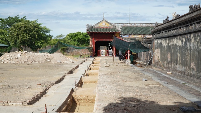Xuất lộ nhiều dấu tích khi khai quật khảo cổ điện Cần Chánh bên trong Hoàng thành Huế - Ảnh 3.