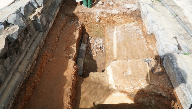 Xuất lộ nhiều dấu tích khi khai quật khảo cổ điện Cần Chánh bên trong Hoàng thành Huế - Ảnh 2.