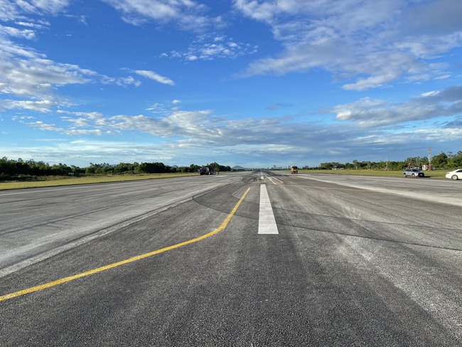 Cảng vụ Hàng không miền Bắc: Sân bay Vinh chính thức mở cửa trở lại sau sự cố nứt đường băng - Ảnh 1.