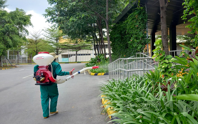 Nhân viên phun hóa chất diệt muỗi, diệt côn trùng... tại bệnh viện Quốc tế Becamex, TP.Thuận An, Bình Dương. Ảnh: Trần Khánh