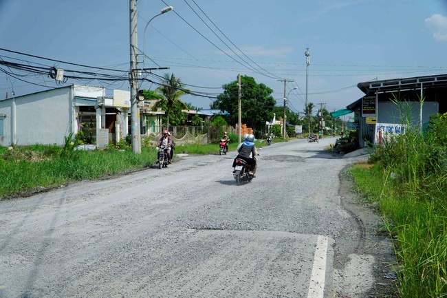 TP.HCM: Một đoạn đường hư hỏng, nắng thì bụi, mưa thì ngập, thường xuyên xảy ra tai nạn làm khổ người dân - Ảnh 2.