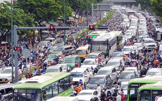 Ùn tắc nghiêm trọng trên đường Phạm Văn Đồng (quận Gò Vấp, TP.HCM) khiến hàng ngàn phương tiện &quot;chôn chân&quot; trên đường. Ảnh: Dương Thanh