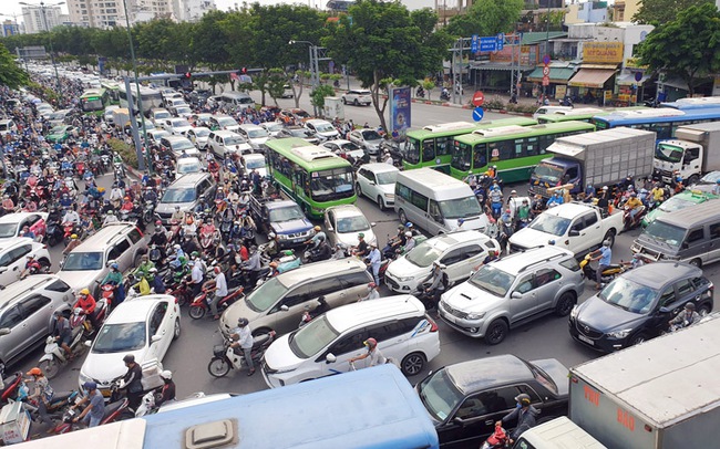 Các phương tiện chen nhau di chuyển qua khu vực vòng xoay cầu vượt Nguyễn Thái Sơn, TP.HCM. Ảnh: Dương Thanh