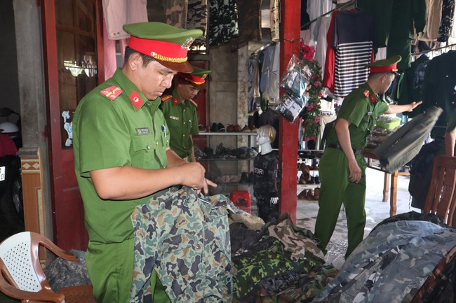 TT-Huế: Công an liên tiếp bắt giữ lượng lớn áo quần rằn ri nhập lậu - Ảnh 1.