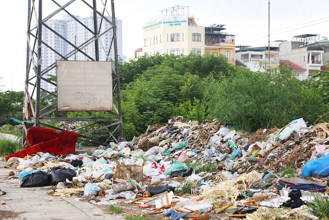 Rác thải bên cạnh các tấm biển cảnh báo cấm đổ rác ở Hà Nội - Ảnh 2.